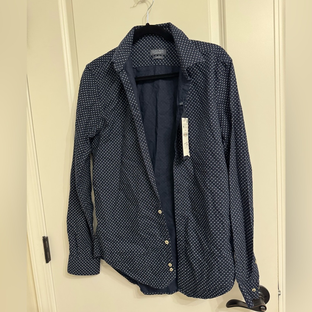 NWT men’s Zara LS navy and white patterned button down. Size M